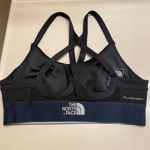 The North Face Flash Dry Перейти Strappy Sports Bra.